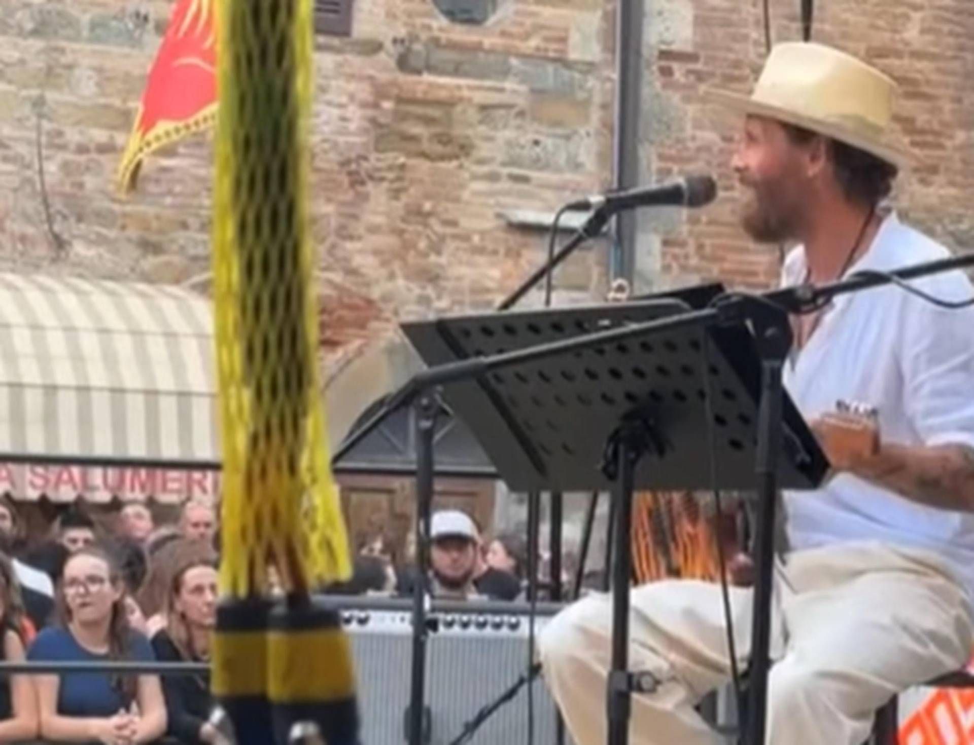 Jovanotti a sorpresa torna sul palco: Ho mollato le stampelle 