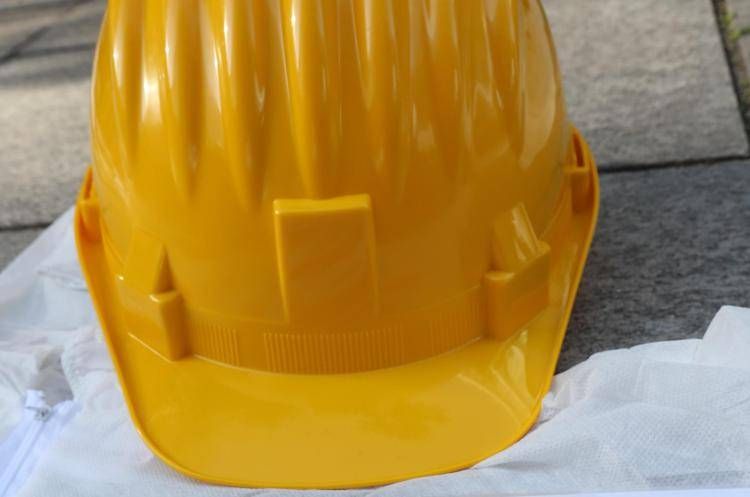 Un casco da lavoro - (Fotogramma)