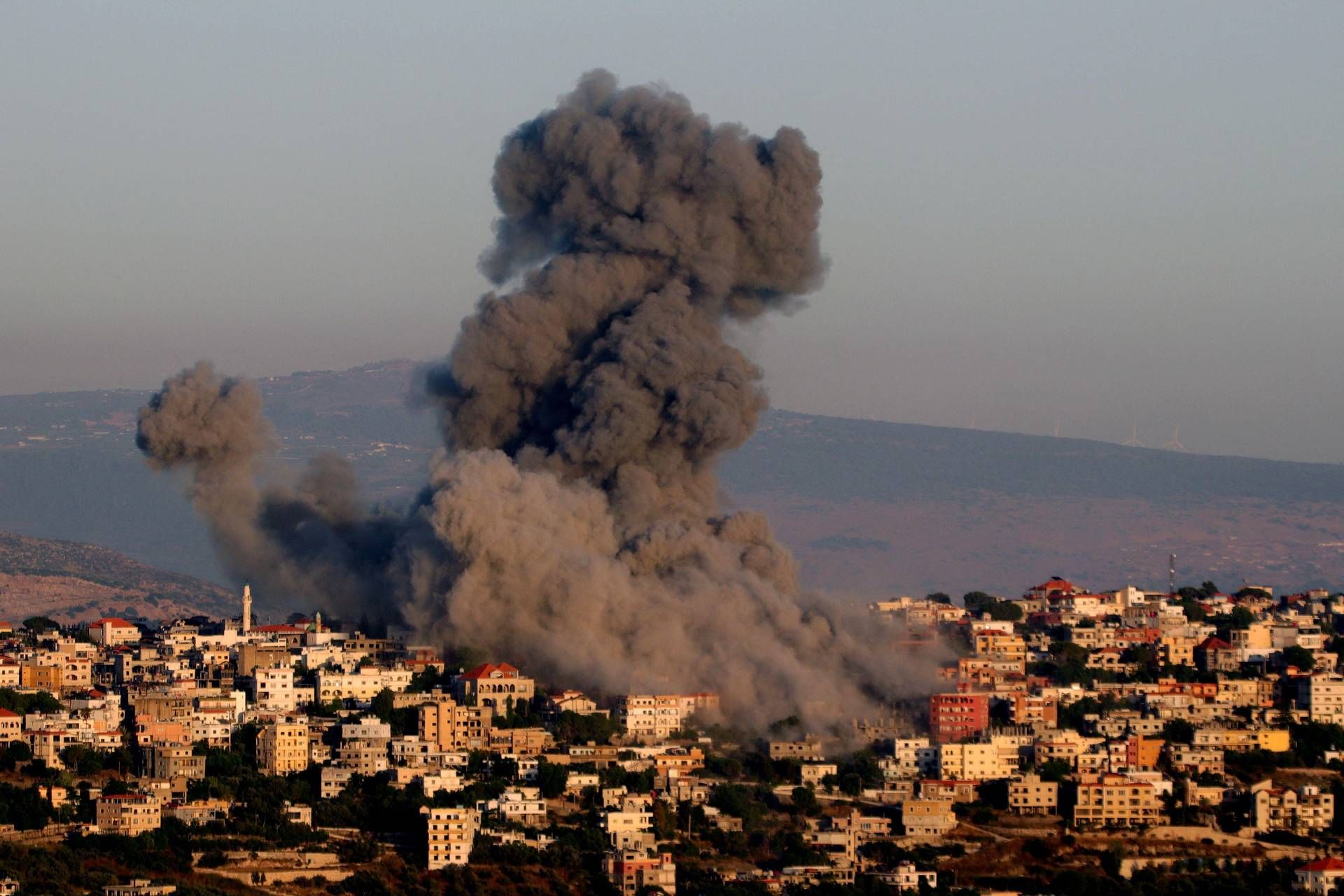 Israele - raid nel sud del Libano - Media: Enorme riserva armi Hezbollah in aeroporto Beirut
