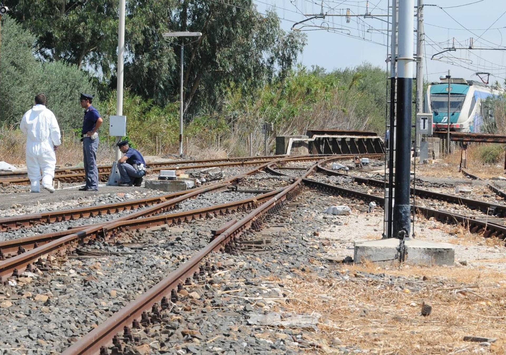Travolti e uccisi da un treno - muoiono sul colpo un uomo e una donna