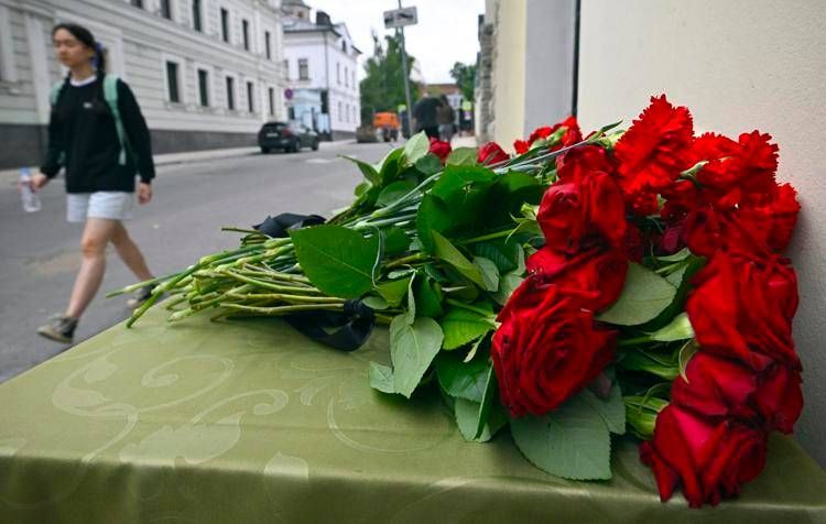 Fiori su uno dei luoghi degli attacchi (Afp)