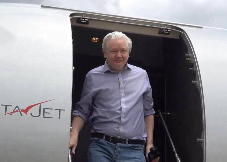 Assange, volo privato costa mezzo milione di dollari: "Servono soldi, donate" Assange, volo privato costa mezzo milione di dollari: "Servono soldi, donate"