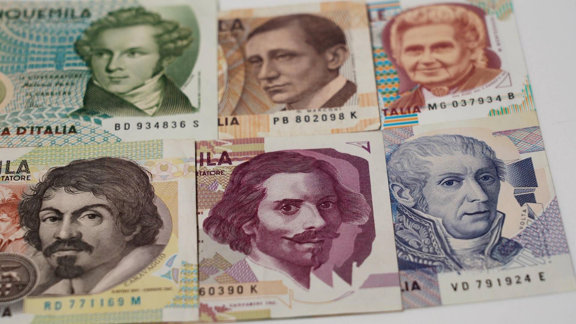 Trovano 158 milioni di lire nascosti nella cantina del nonno - ma non possono più spenderli