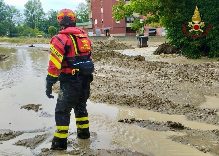 Vigili del fuoco in azione a Parma per il maltempo