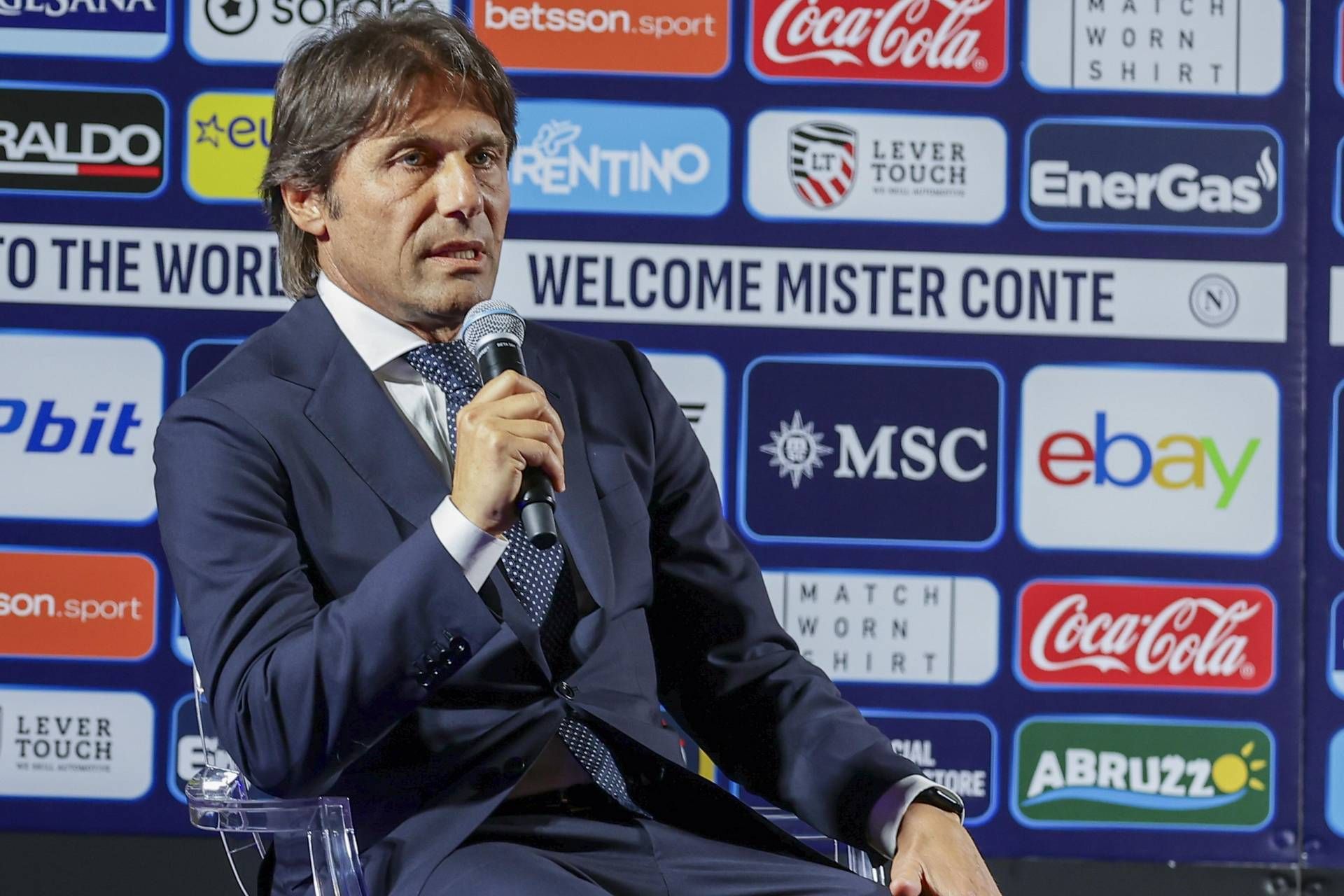 Napoli - Conte si presenta: Voglio una squadra con la faccia arrabbiata e voglia di rivalsa
