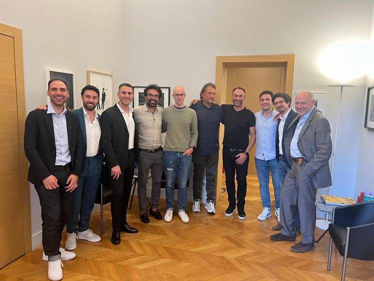 da destra: Michele Legnaioli (Webravo), Ugo Vespier (Booncy), Alessio Olivieri (Booncy), Alessandro Sordi (Nana Bianca), Paolo Barberis (Nana Bianca), Alberto Baggio (Booncy), Massimiliano Mancini (Booncy), Marco Farnararo (Webravo), Claudio Veratti (Webravo)