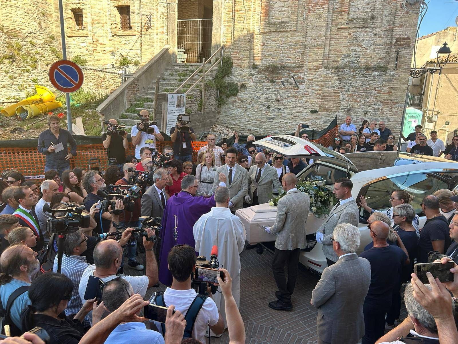 Omicidio Pescara - oggi i funerali di Thomas: folla silenziosa accoglie bara bianca