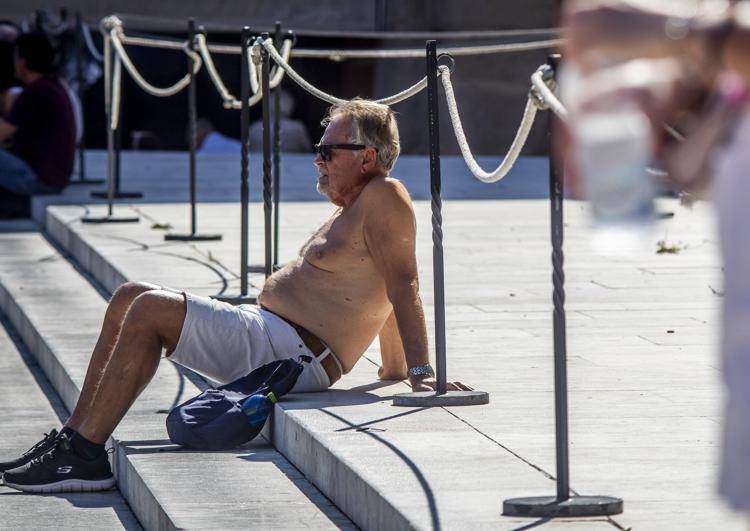 Turisti sotto il sole (Fotogramma)