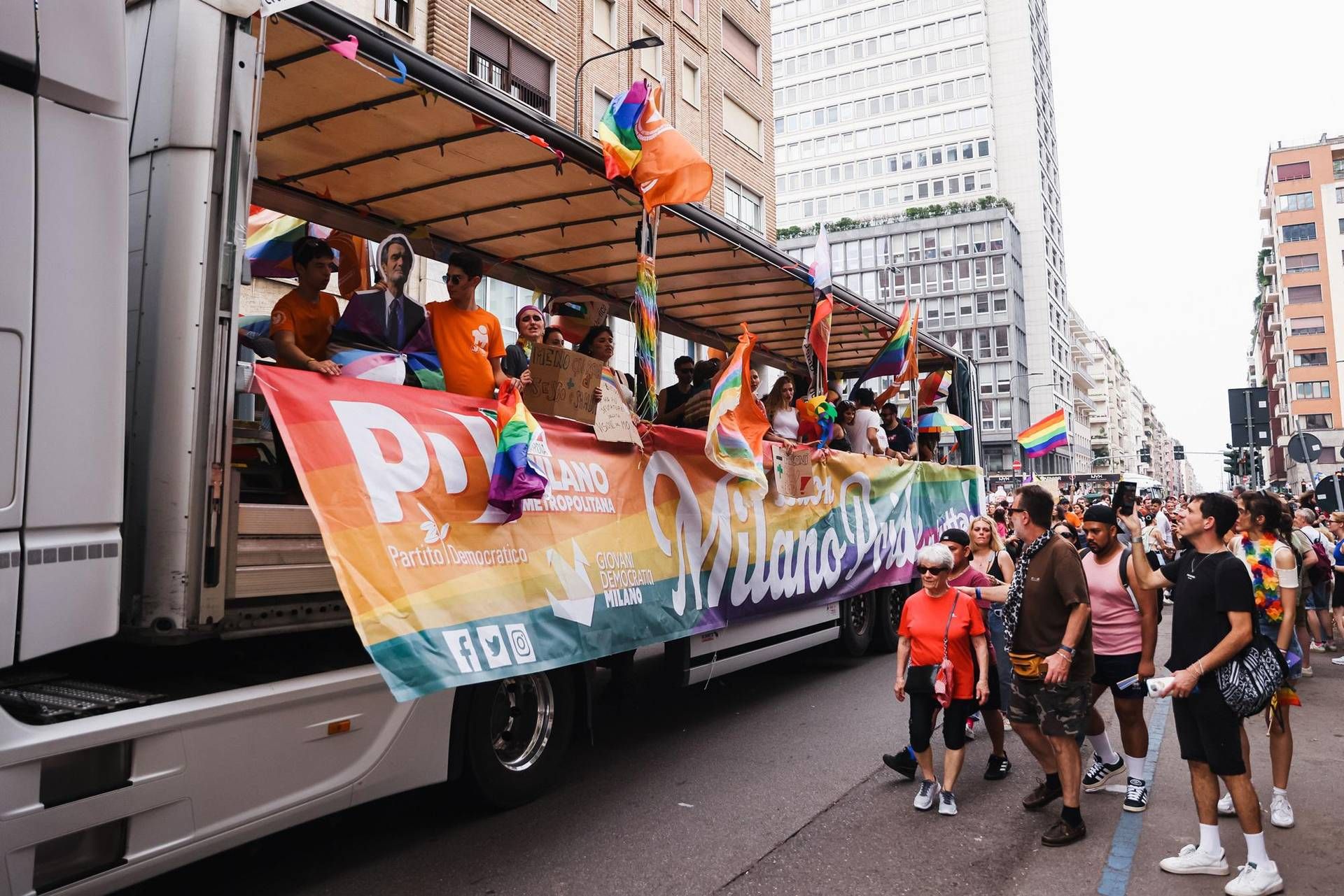 Pride Milano - giornalisti molestati da sconosciuto infiltrato a punto stampa Schlein