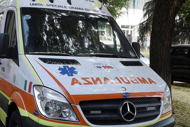 Corciano - 22enne precipita da 7° piano su auto parcheggiata: è gravissimo