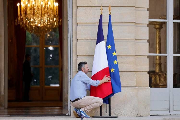 Bandiera francese ed europea - (Afp)