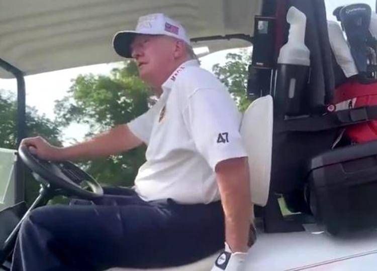 Donald Trump nel video pubblicato sul social Truth