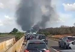 Brindisi - assalto a un portavalori: spari e auto in fiamme su strada per Lecce - chiusa la statale 613