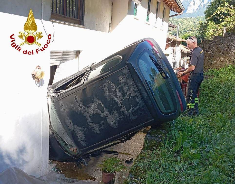 Dimentica il freno a mano - auto finisce dentro la casa del vicino