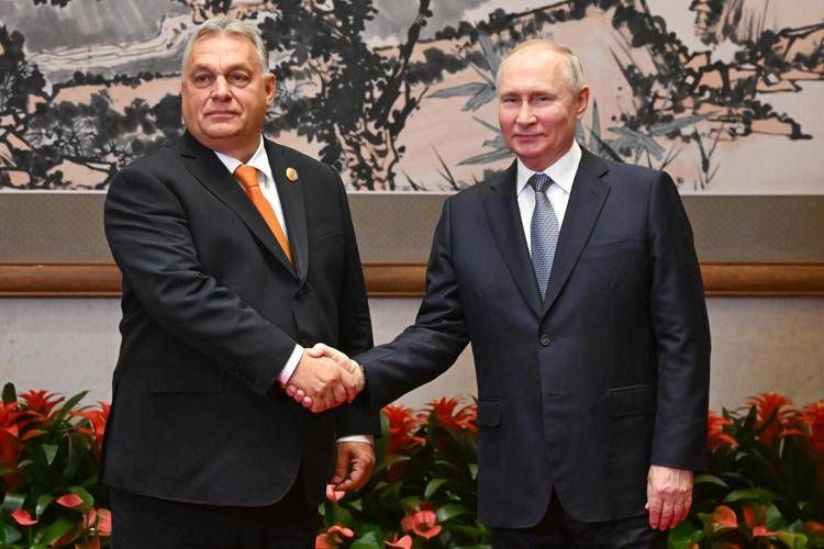 Viktor Orban con Vladimir Putin (Fotogramma)