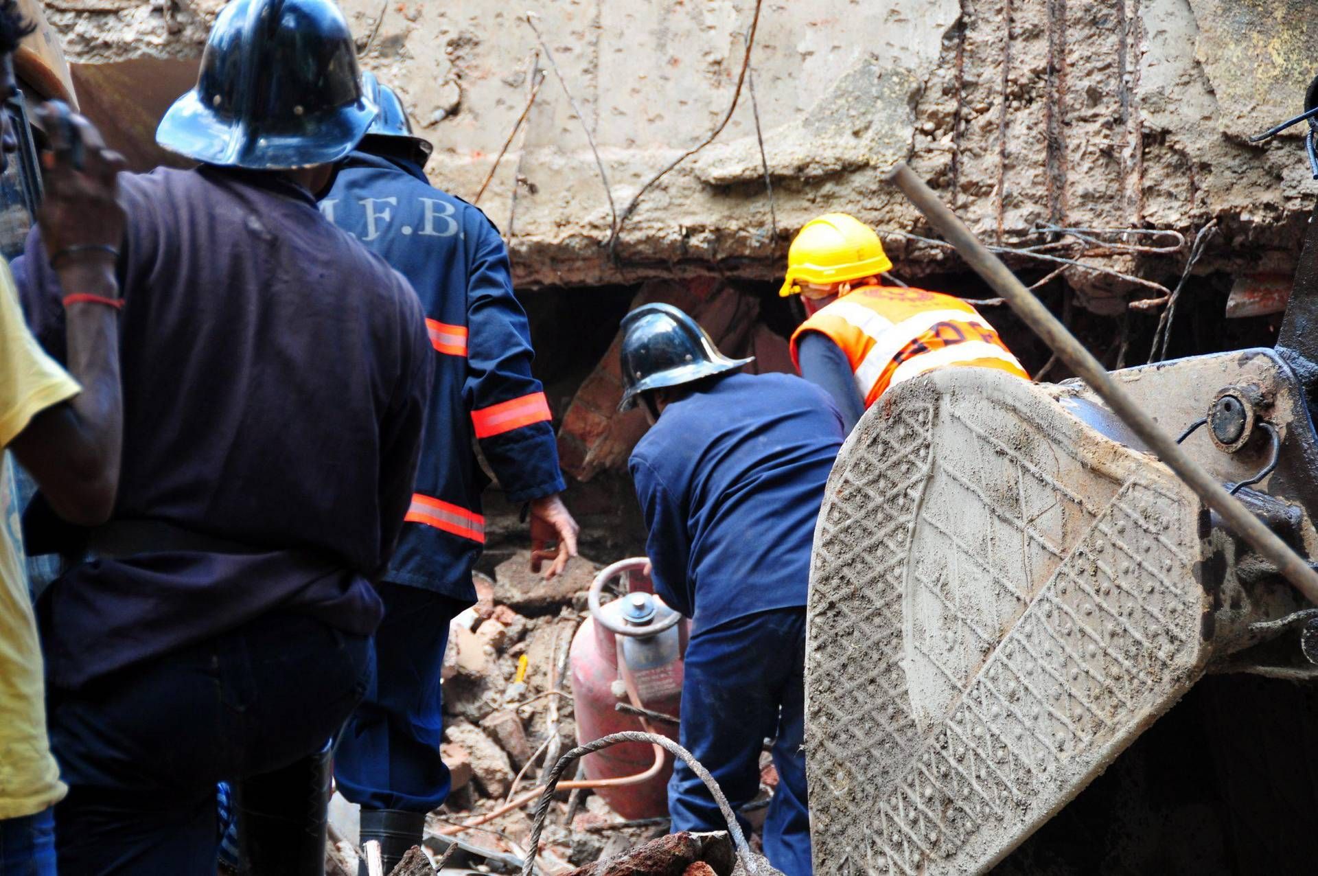 India - crolla edificio di 5 piani: sette morti e persone sotto le macerie
