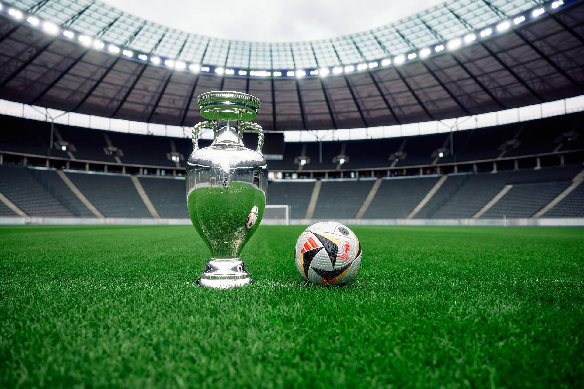 Euro 2024, adidas yarı final ve final için maç topu 'Fussballliebe Finale'yi tanıttı