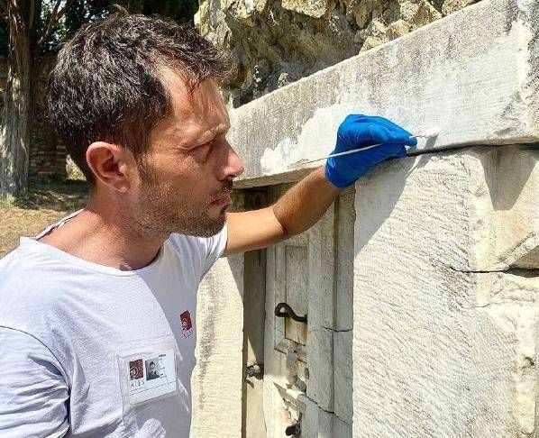 Pompei - imbrattato con una scritta blocco di marmo negli scavi