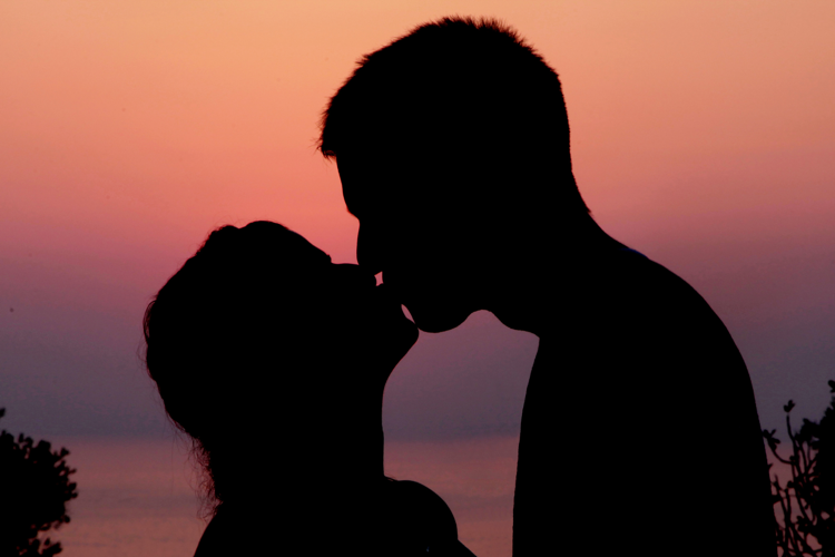 Giornata del bacio, l'infettivologa 'non associatelo a malattie, meglio baciarsi che fare la guerra'
