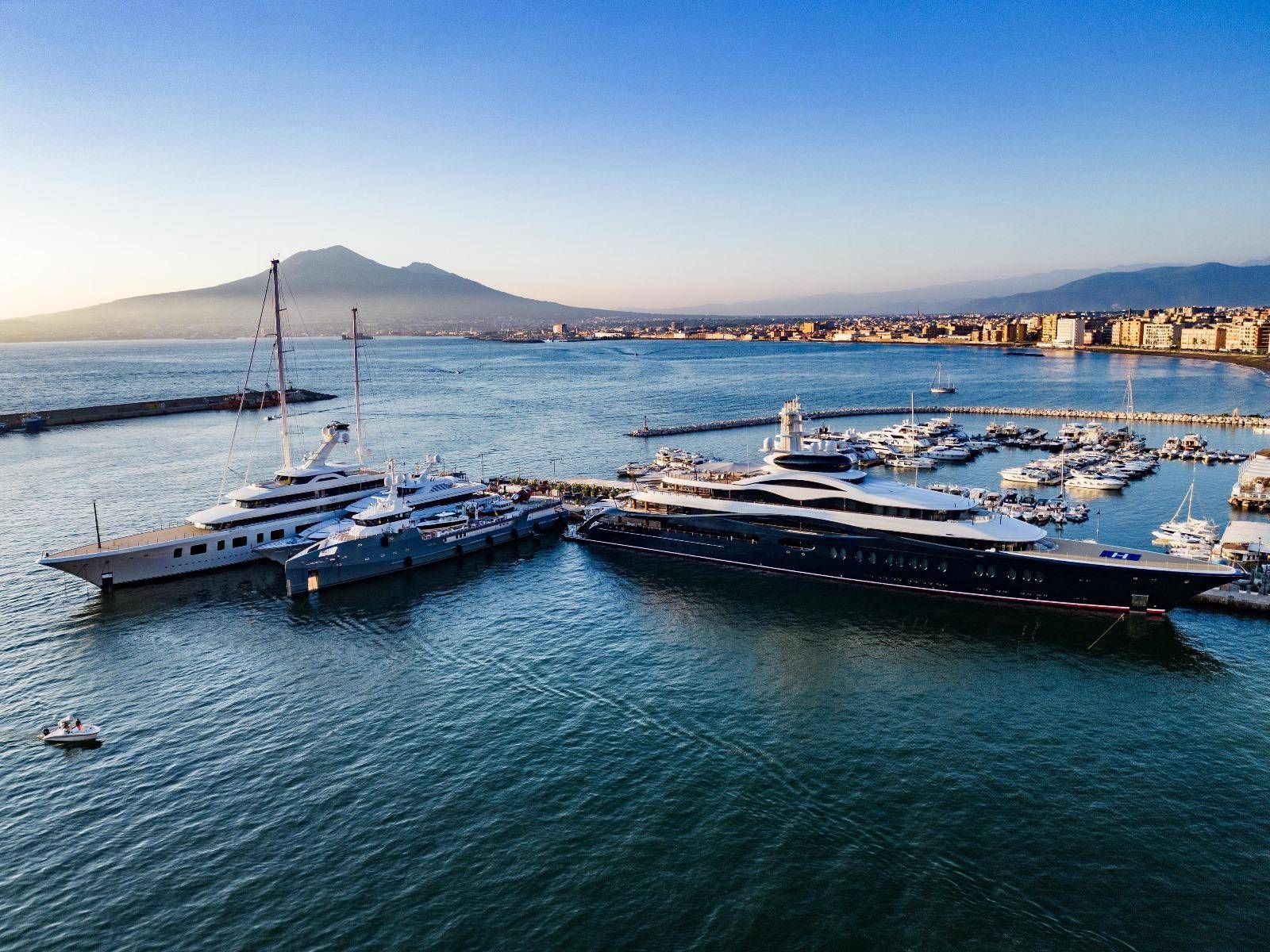 Zuckerberg in vacanza in Italia - tour a Pompei e folla di curiosi per il suo superyacht