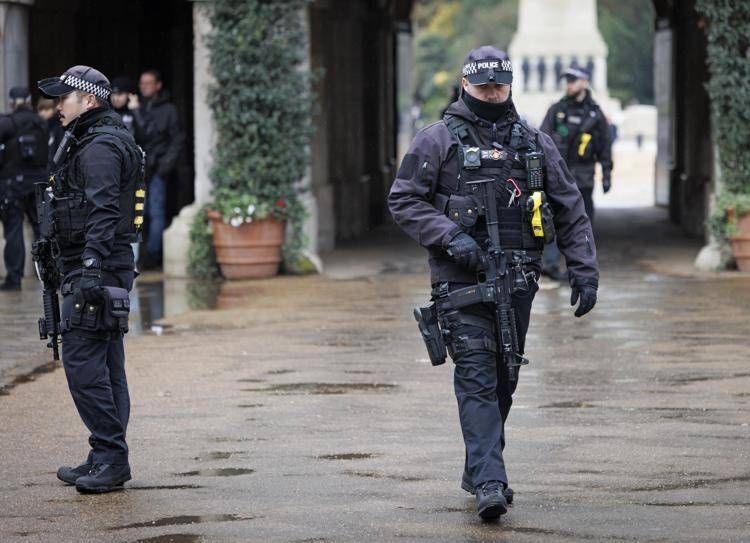 Gran Bretagna, uccide tre donne con una balestra e fugge: è caccia all'uomo Gran Bretagna, uccide tre donne con una balestra e fugge: è caccia all'uomo