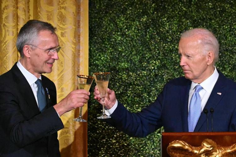 Biden brinda con Stoltenberg - Afp