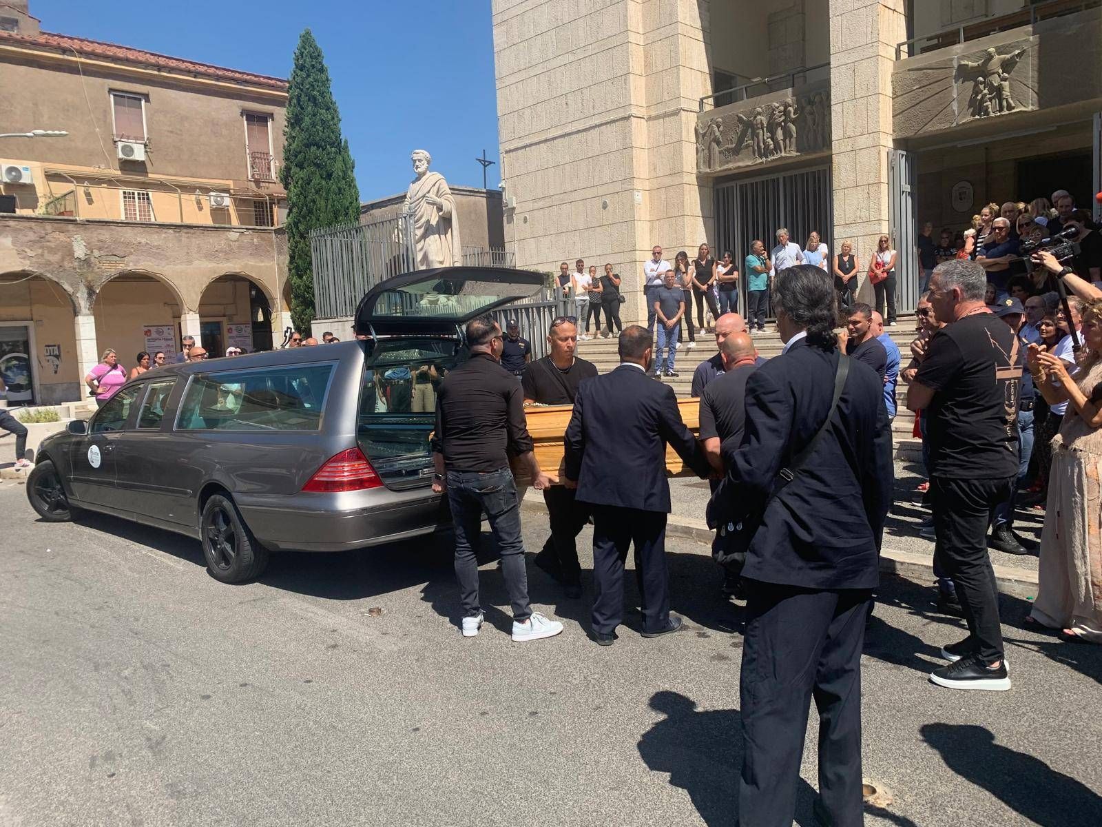 Femminicidio Manuela Petrangeli - chiesa gremita per i funerali
