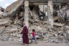 Donna con bambina a Gaza