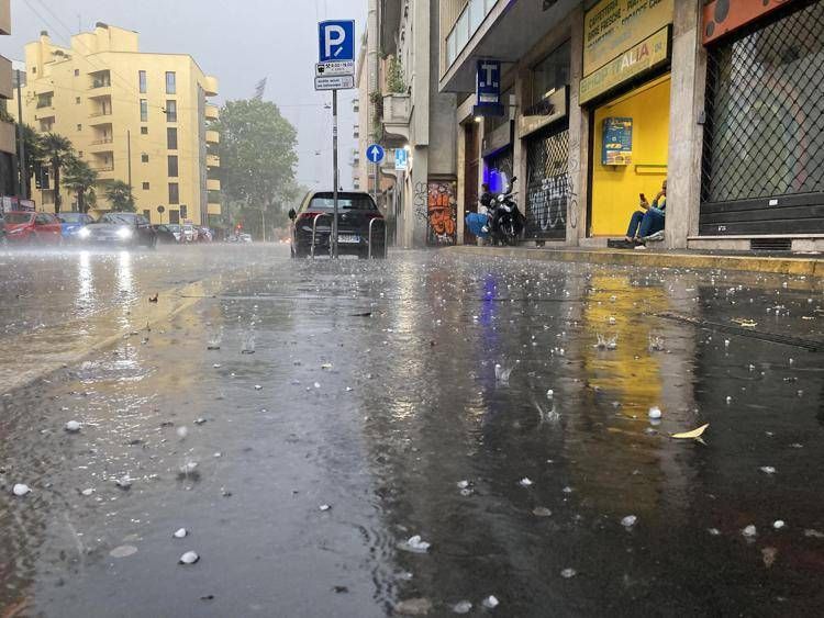 Maltempo, grandine a Milano. A Lodi trovato cadavere nell'Adda Maltempo, grandine a Milano. A Lodi trovato cadavere nell'Adda