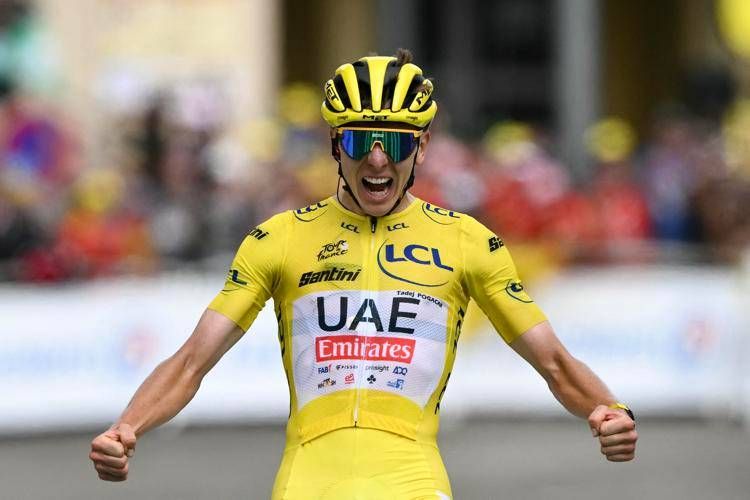 Tour de France, spettacolo Pogacar: attacca alla fine e vince in solitaria Tour de France, spettacolo Pogacar: attacca alla fine e vince in solitaria