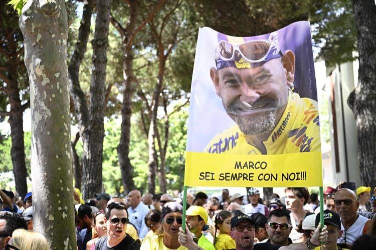 Striscione per Marco Pantani (Fotogramma/Ipa)