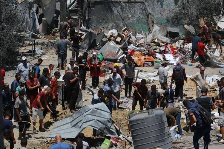 I palestinesi cercano i propri cari tra le macerie (Afp)