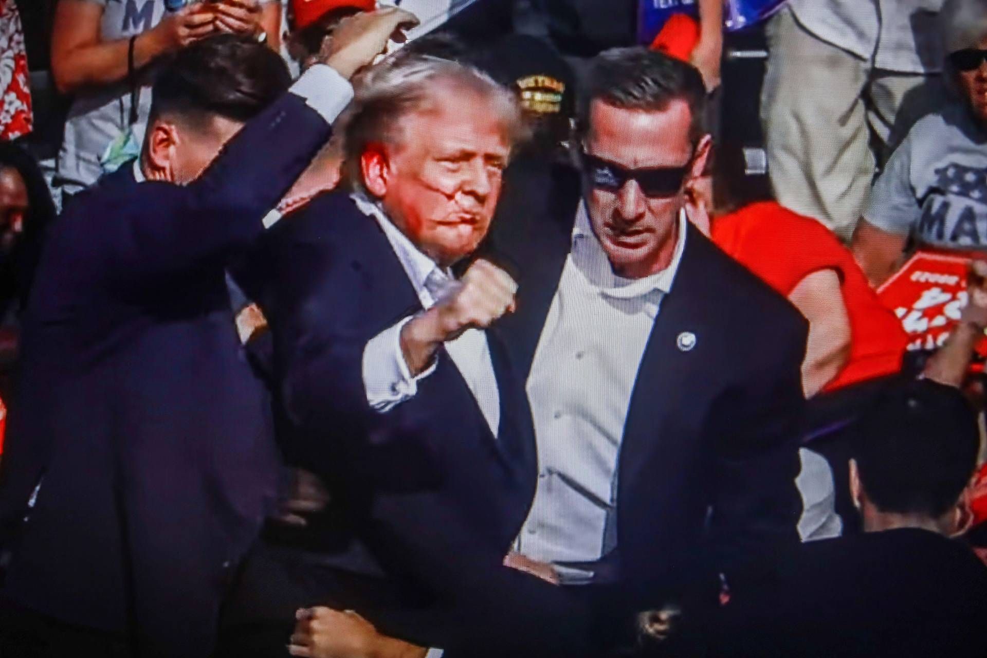 Trump ferito in attentato: Non mi arrenderò mai