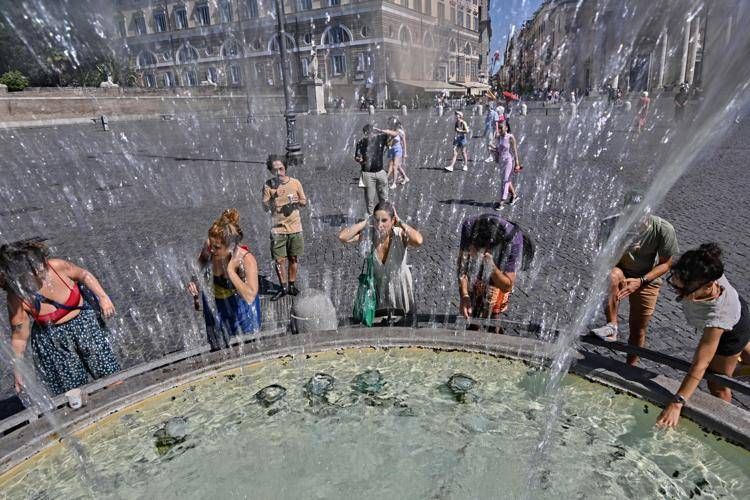 Super caldo e turisti a Roma - Afp