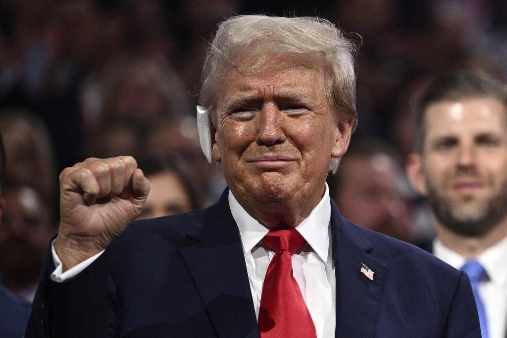 Trump riappare - saluto alla convention con orecchio fasciato