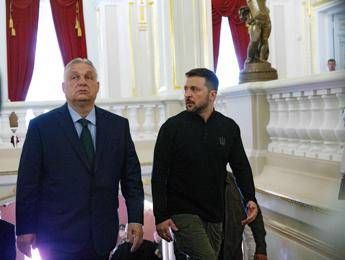 Il primo ministro ungherese Viktor Orban e il presidente ucraino Volodymyr Zelensky (Fotogramma)