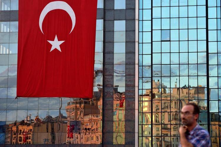 Turchia: crollano Borsa e lira dopo l’arresto di Imamoglu, investitori in fuga