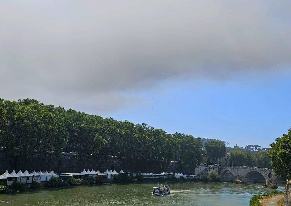 Roma - incendio a Casal Lumbroso: residenti evacuati - Nube di cenere raggiunge il centro
