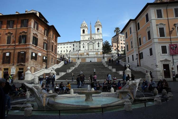 Giallo a Roma, turista spagnola muore cadendo nel vuoto da Trinità dei Monti