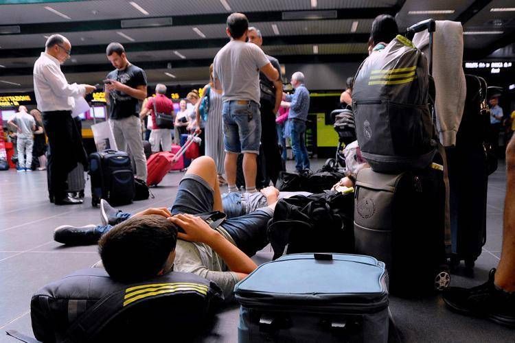 Attesa dei passeggeri in aeroporto - Fotogramma