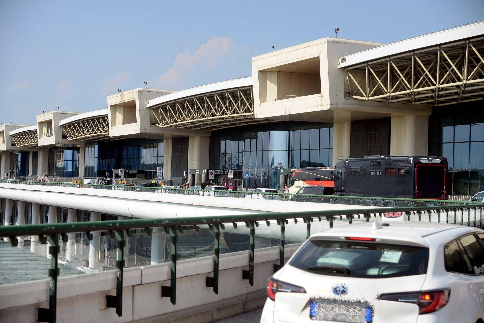 Milano - autista Ncc aggredito a bastonate da tassista a Malpensa