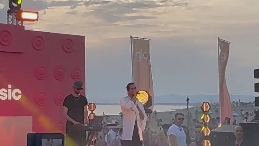 Mahmood incanta Fregene con un live a sorpresa 