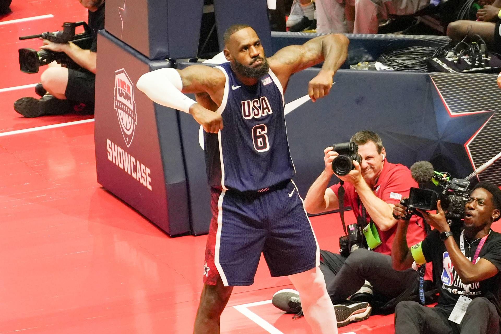 Parigi 2024 - LeBron James portabandiera per gli Usa