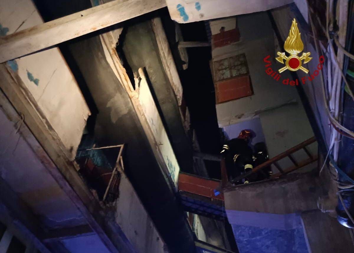 Napoli - crolla ballatoio nella Vela Celeste a Scampia: un morto e 6 feriti