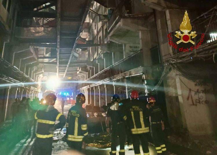 Napoli, crollo nella notte alla Vela Celeste di Scampia: morti e feriti Napoli, crollo nella notte alla Vela Celeste di Scampia: morti e feriti