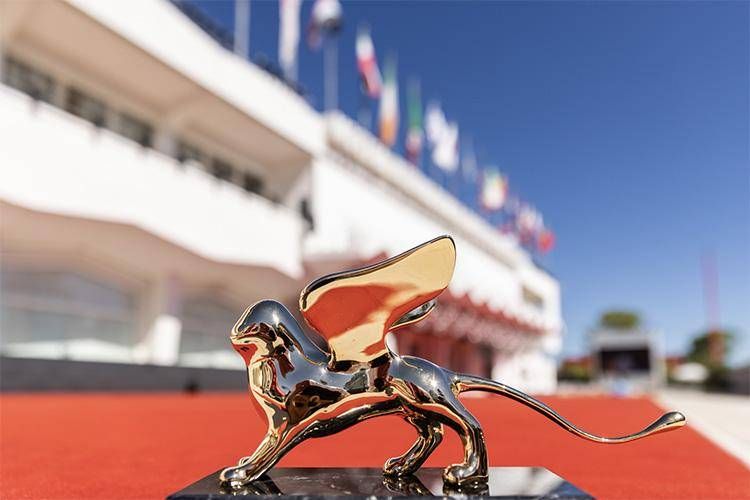Venezia 81 - impazza il toto-Leone: sfida tra Salles e Almodovar
