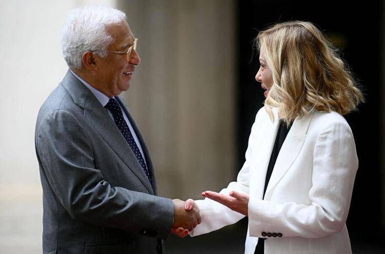 Il presidente del Consiglio Europeo Antonio Costa insieme alla premier Giorgia Meloni (foto Afp)