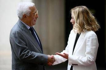 Il presidente del Consiglio Europeo Antonio Costa insieme alla premier Giorgia Meloni (foto Afp)