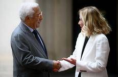 Il presidente del Consiglio Europeo Antonio Costa insieme alla premier Giorgia Meloni (foto Afp)