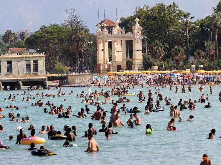 La spiaggia di Mondello (Fotogramma)